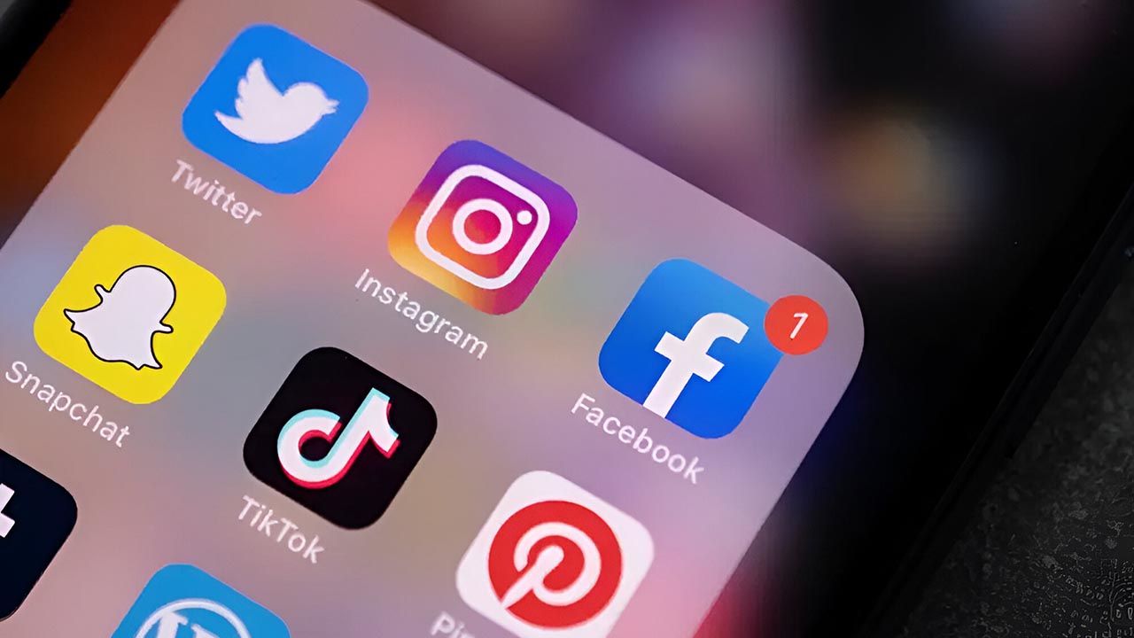 Las redes sociales son parte de una estrategia de Marketing Digital, el uso de estas herramientas te permitirá complementar la Publicidad de tu empresa o emprendimiento, de acuerdo con los objetivos perseguidos. Durante el desarrollo de la temática del curso, aprenderás a realizar pauta, a medir y optimizar su efectividad Facebook ADS, Instagram, LinkedIn entre otras.