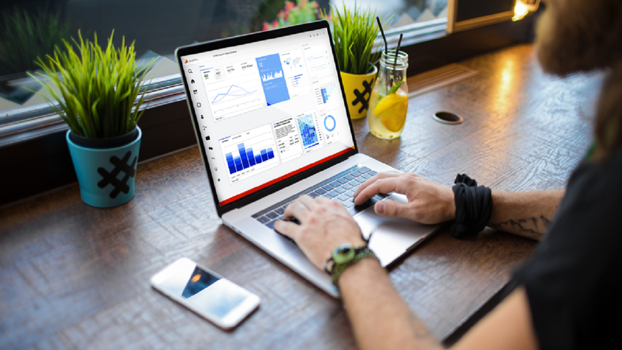 Google Analytics es la herramienta que nos permite medir, comprender, mejorar y aprovechar lo que pasa en nuestro sitio web, este curso te permitirá adquirir los conocimientos necesarios para hacer uso de la plataforma, permitiendo una toma de decisiones apropiadas en la mejora o re-direccionamiento de tu estrategia digital. El que tiene la información, tiene el poder.