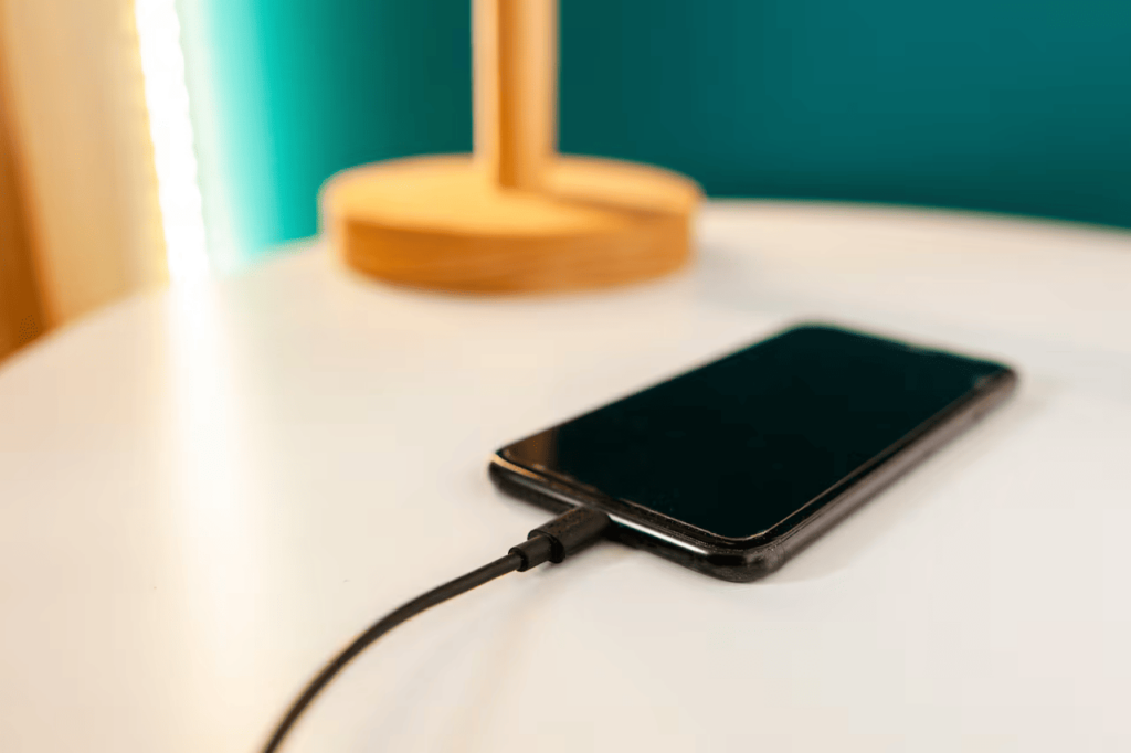 La batería del celular se puede desgastar con el tiempo si no se tienen buenos hábitos de carga. | Foto: Getty Images